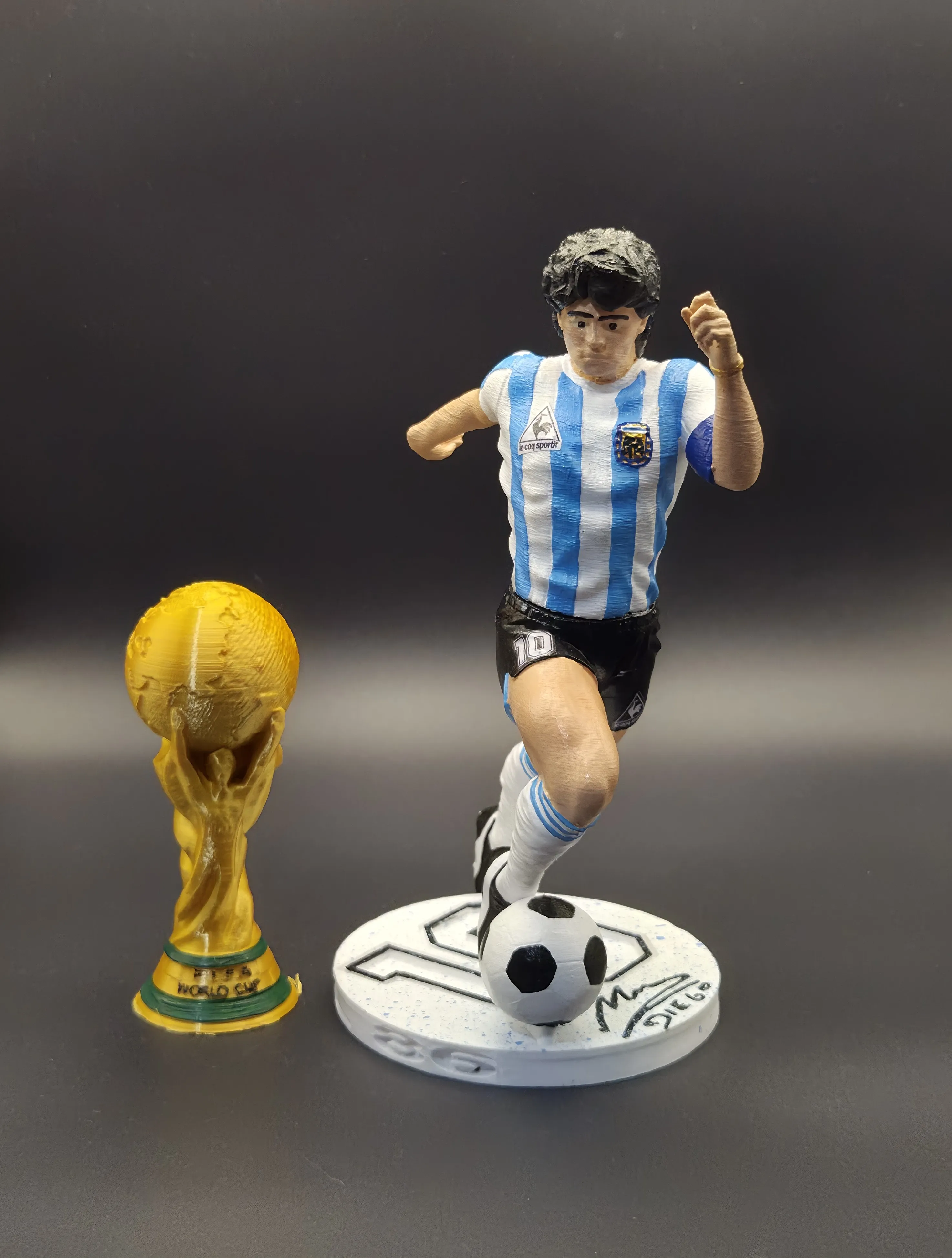 Maradona con copa